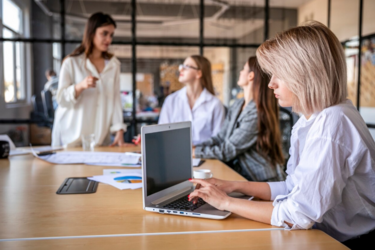 Польща переходить на 4-денний робочий тиждень: що це означає для українських заробітчан