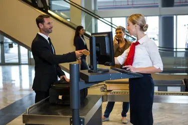 Как быстро пройти контроль безопасности в аэропорту: что можно брать, как сэкономить время и о чем не шутить с персоналом безопасности