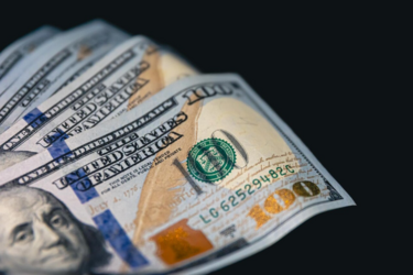 Время бежать в обменник? украинцам объяснили, в какой валюте лучше хранить сбережения