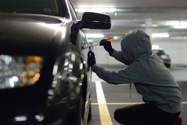 Как уберечь авто от угона: эксперт назвал простую хитрость при парковке