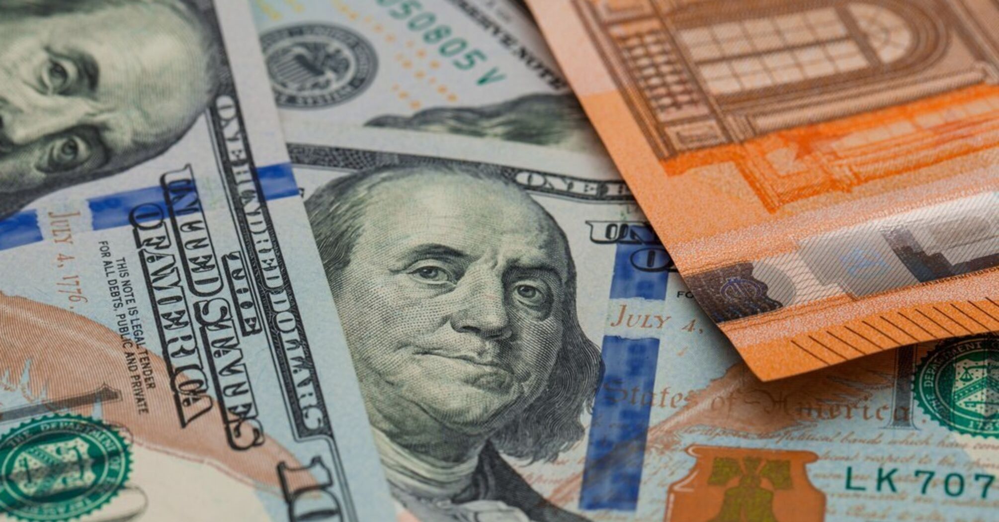 Скільки готівки дозволено вивозити за кордон: правила для українців