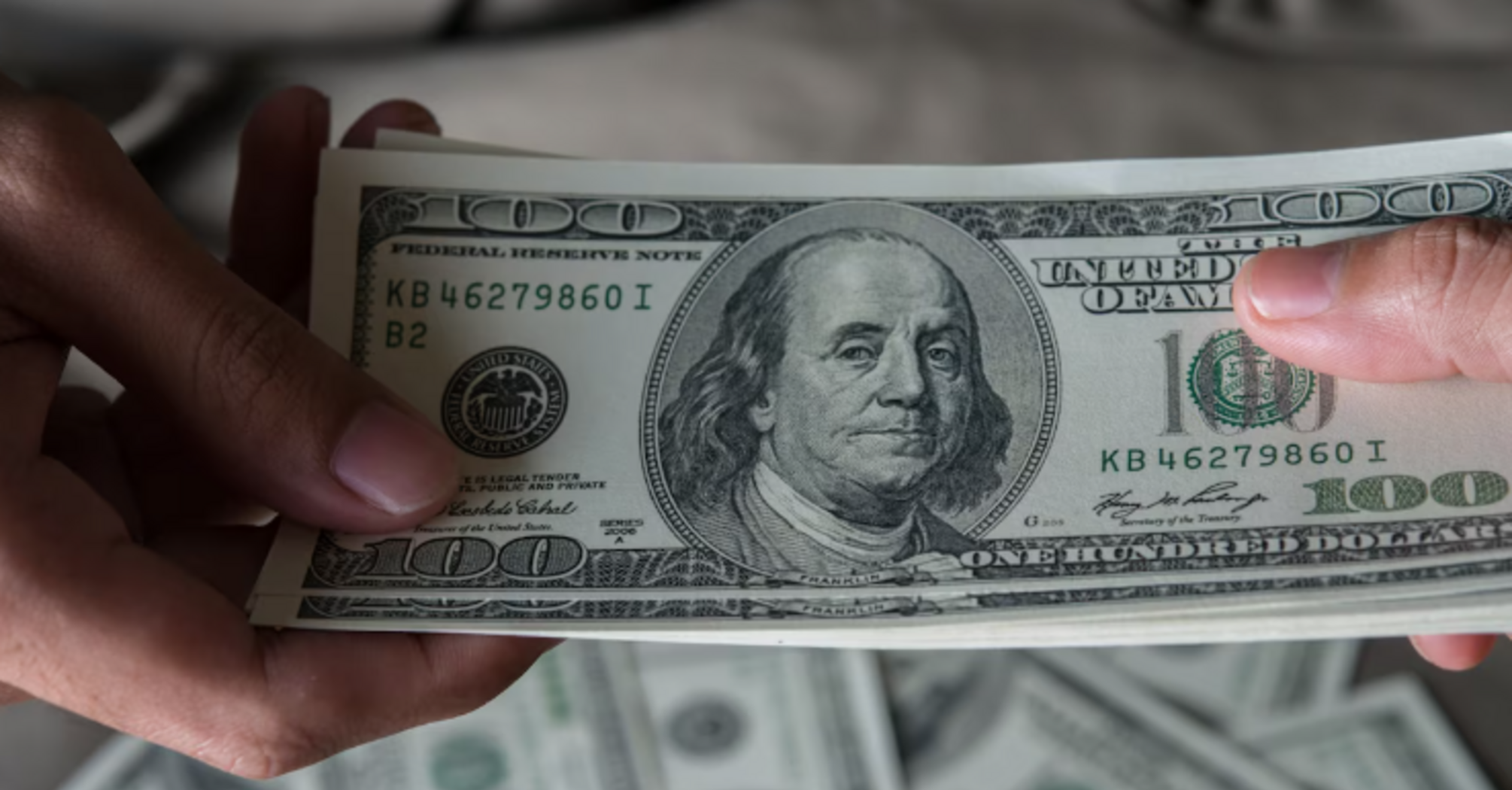 Какой будет стоимость 100 долларов в Украине в июле: прогноз банкира