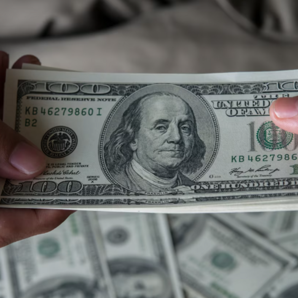 Якою буде вартість 100 доларів в Україні у липні: прогноз банкіра