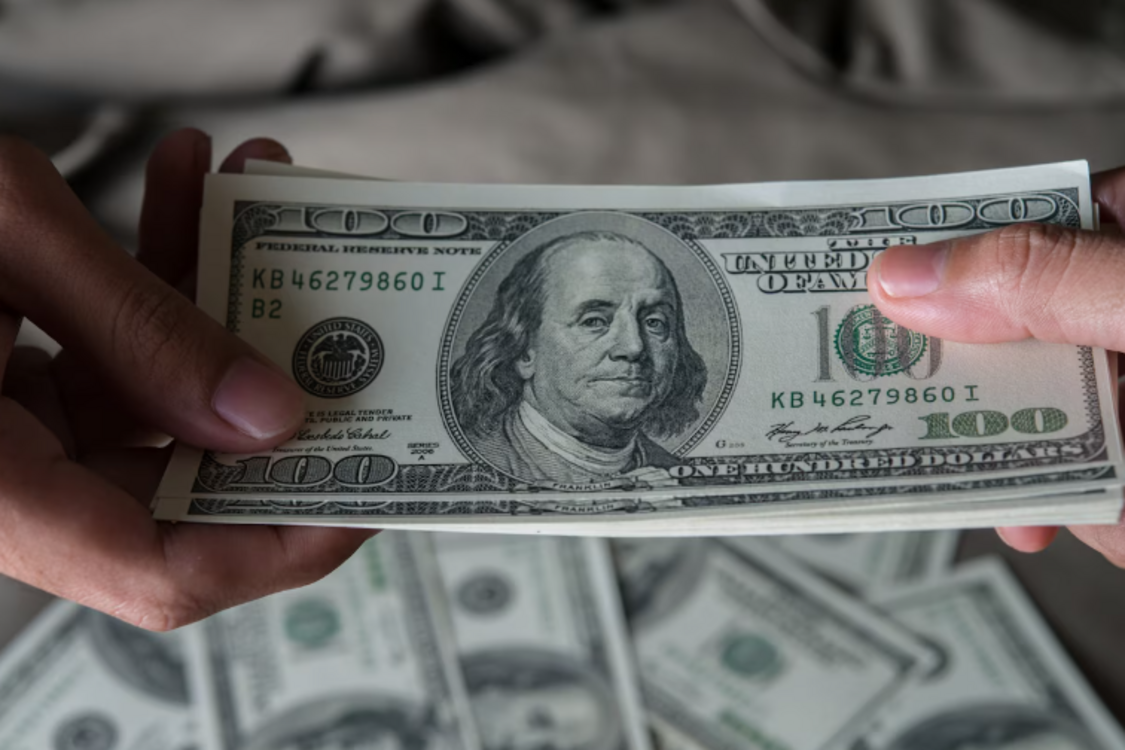 Якою буде вартість 100 доларів в Україні у липні: прогноз банкіра