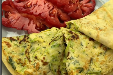 Кабачковые блинчики со сметанным соусом