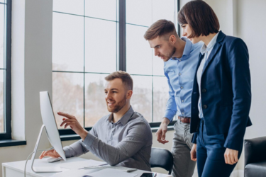 Середня зарплата в Україні зросла на 24%: у яких сферах доходи злетіли найбільше