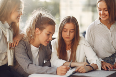 Почему подростки в Украине все чаще идут работать и сколько получают: причины и реальные доходы