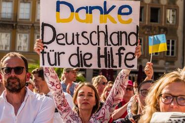 Германия планирует существенно сократить выплаты украинским беженцам: подробности