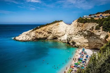 Лучшие пляжи греческих островов с чистыми лагунами, морскими пещерами, красочными деревнями и Центром черепах.