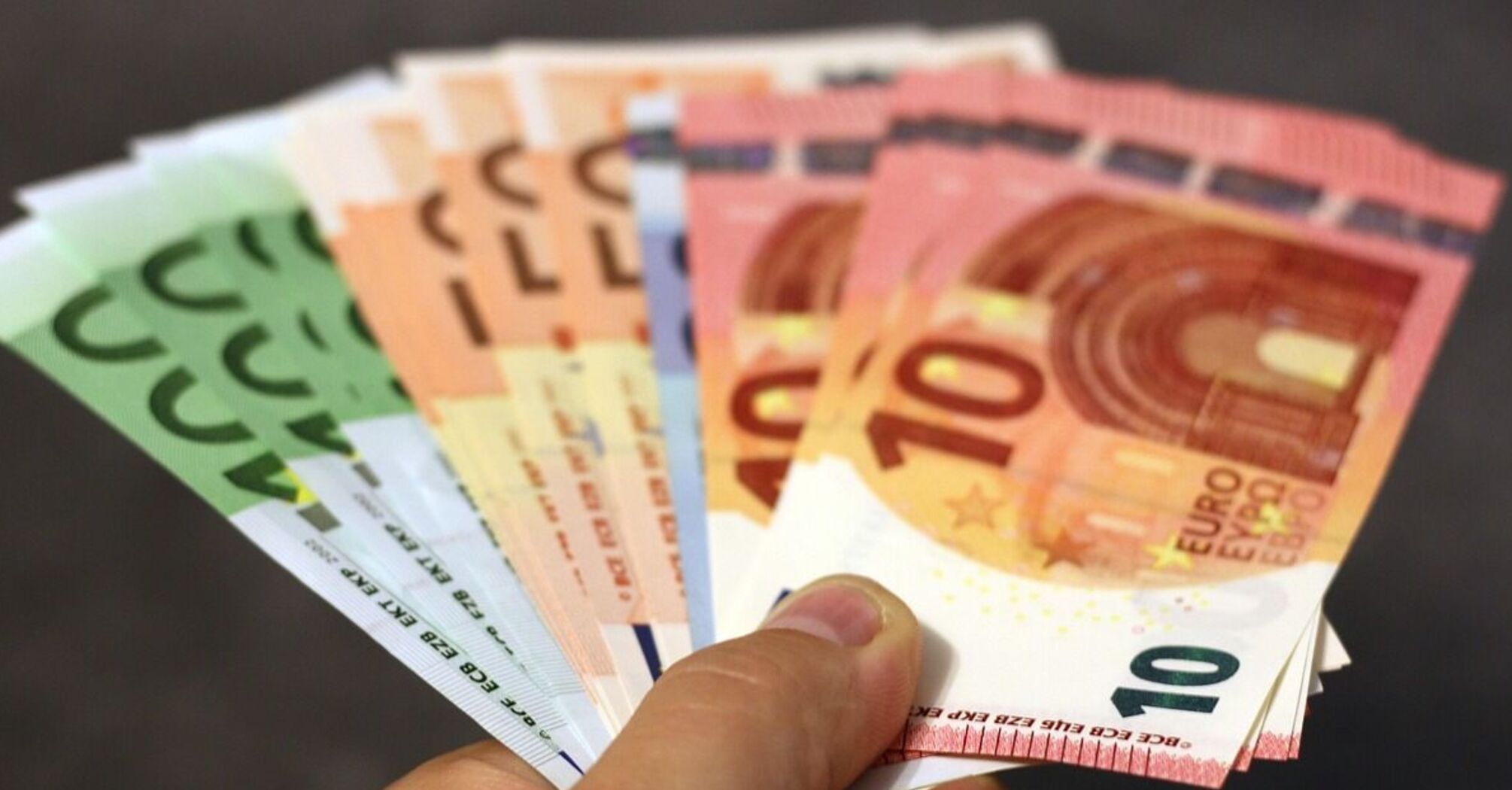 Чи варто зараз українцям вкладати заощадження в євро: відповідь експерта