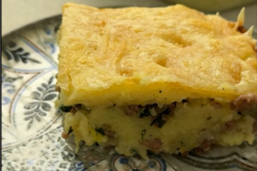 Картопляна запіканка з яловичиною і шпинатом