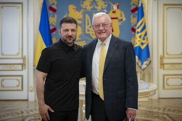 Яка основна причина довгого перебування Келлога в Києві?