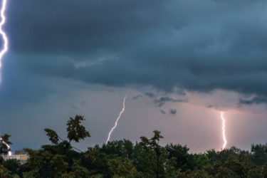 Шквалы и грозы с неожиданным скачком температуры: чего ждать от погоды в Украине 22 июля