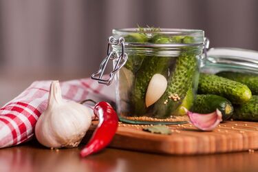 Испортит хруст: какой один продукт нельзя добавлять в маринад при консервации огурцов