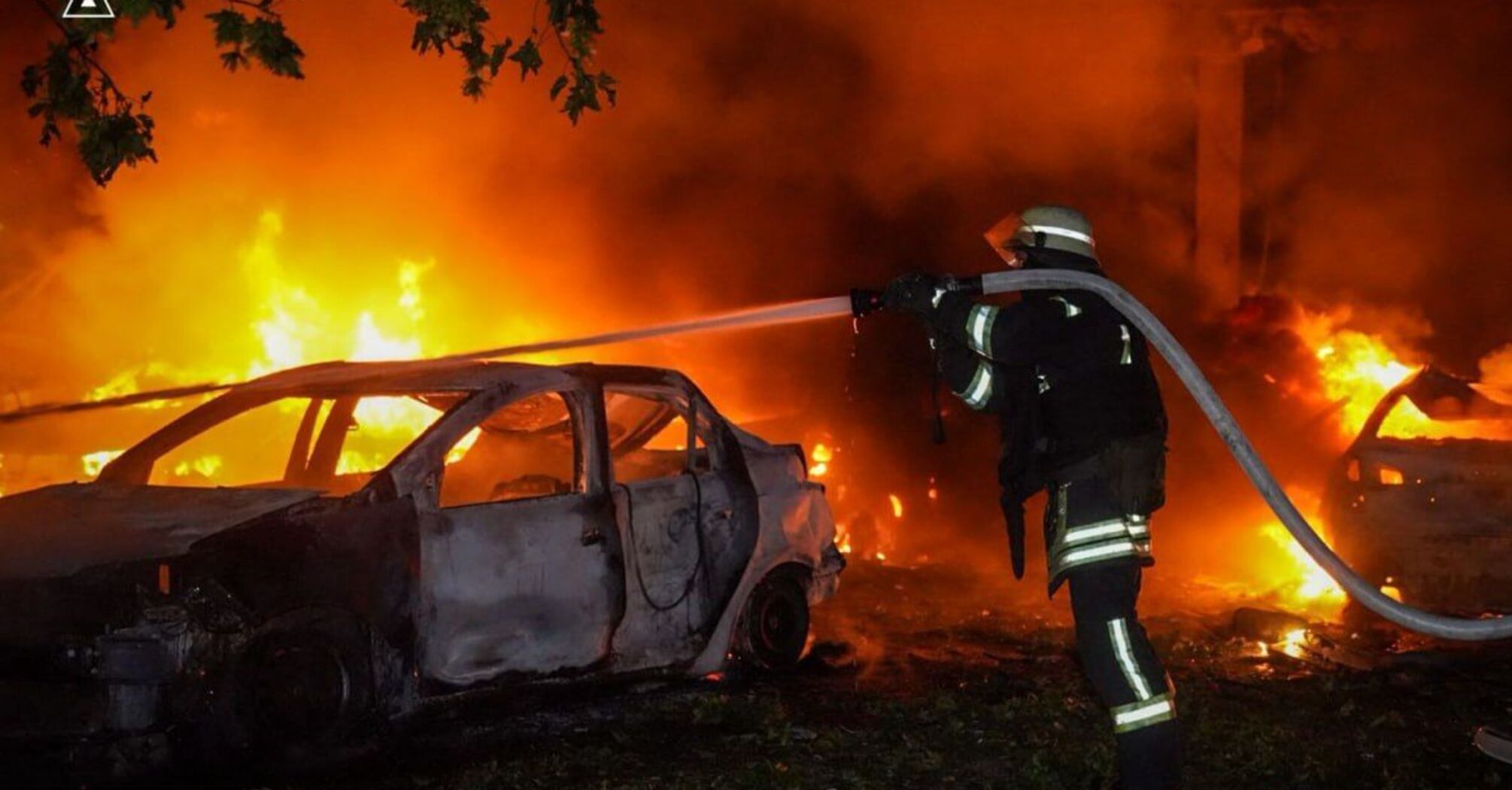 Російська армія атакувала Суми та Одесу: є пошкодження житлових будинків, згоріло понад 18 авто, серед поранених - дитина (фото, відео)