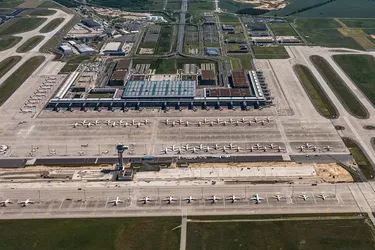 Аэропорт Берлина представил новые киоски с подключением к приложению для ускорения сдачи багажа Ryanair