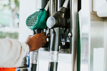 Ціни на бензин в Україні злетять: чому паливо дорожчає і до чого готуватись