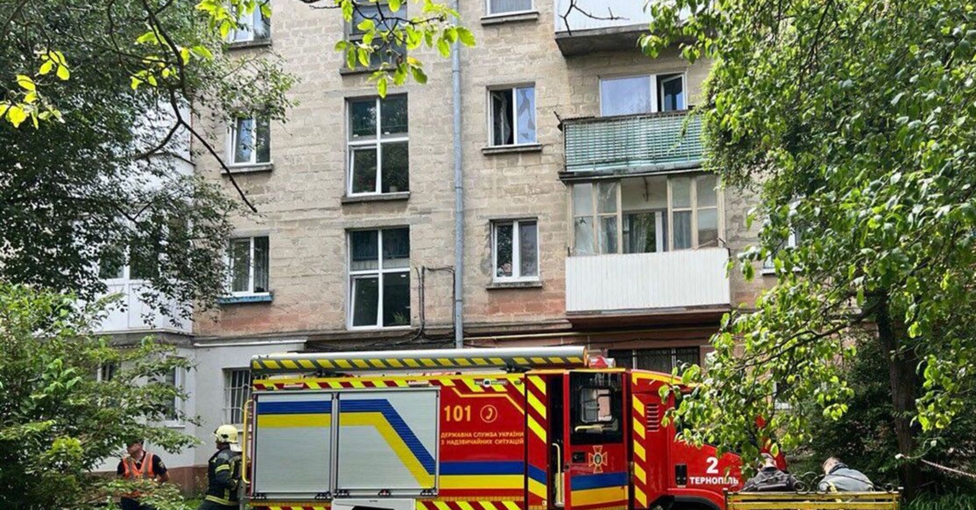 В Тернополе в многоэтажке раздался мощный взрыв, погибли два человека: подробности (фото)