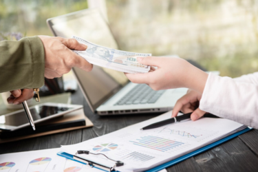 Грошова підтримка для українців: як отримати до 1,3 тис. доларів допомоги