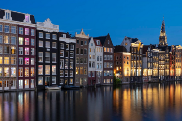 Топ-11 готелів Амстердама: історичні особняки та будинки на каналах