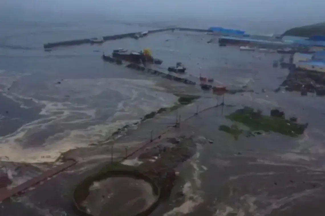 На российской Камчатке зафиксировали мощное землетрясение: разрушенные дома, цунами грозит нескольким странам (видео)