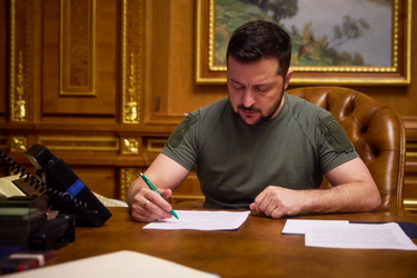 Служба за контрактом для чоловіків 60+: Зеленський підписав закон