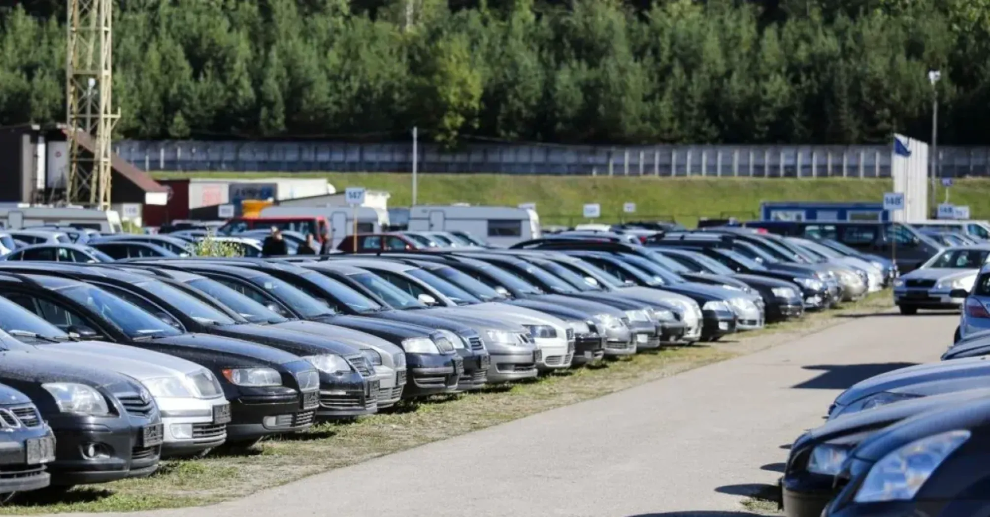 Украинцы массово покупают подержанные авто: какая модель самая популярная и сколько она стоит