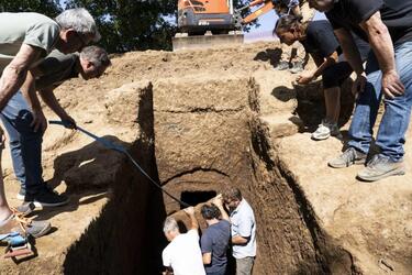 Була схована у скелі: в Італії вивчили гробницю епохи Етрусків