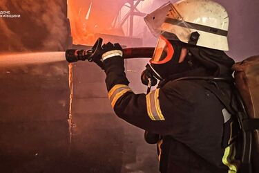 Российская армия атаковала Белую Церковь в Киевской области: вспыхнули масштабные пожары на гражданских предприятиях (фото)