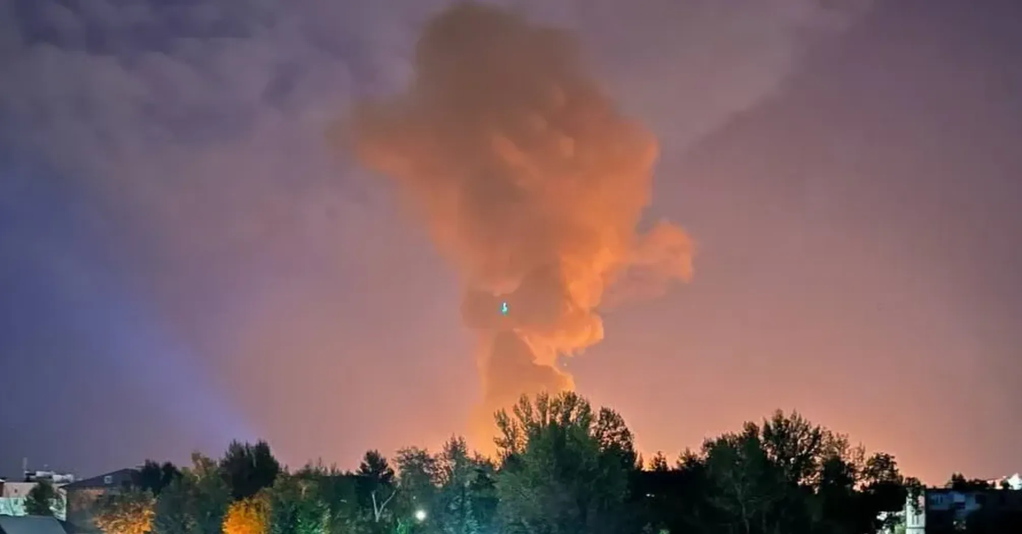 Дрони влучили по нафтозаводу в Саратові: росіяни публікують фото та відео наслідків