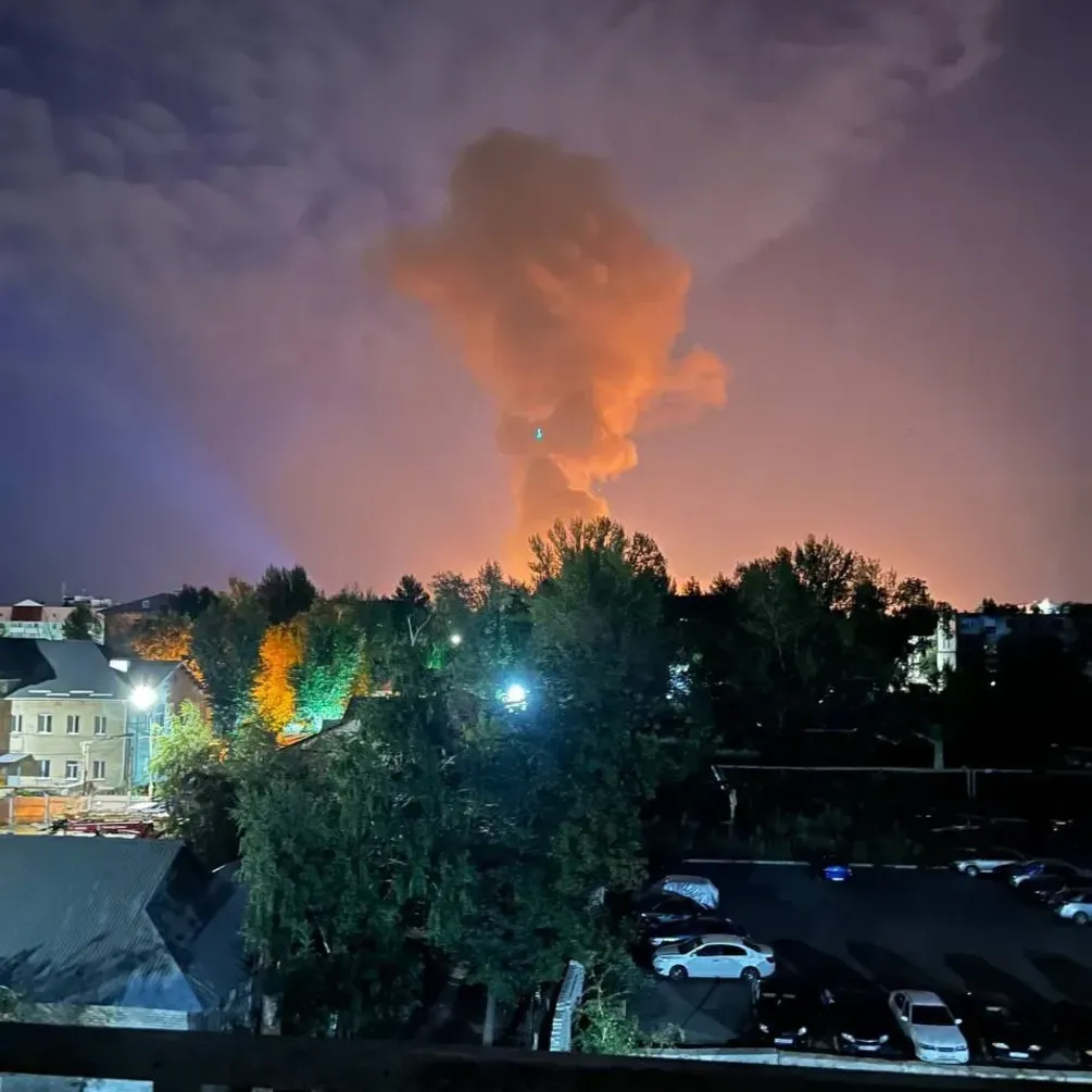 Дроны попали по нефтезаводу в Саратове: россияне публикуют фото и видео последствий