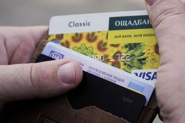 Скільки коштує поповнити картку Ощадбанку у 2025 році: актуальні тарифи