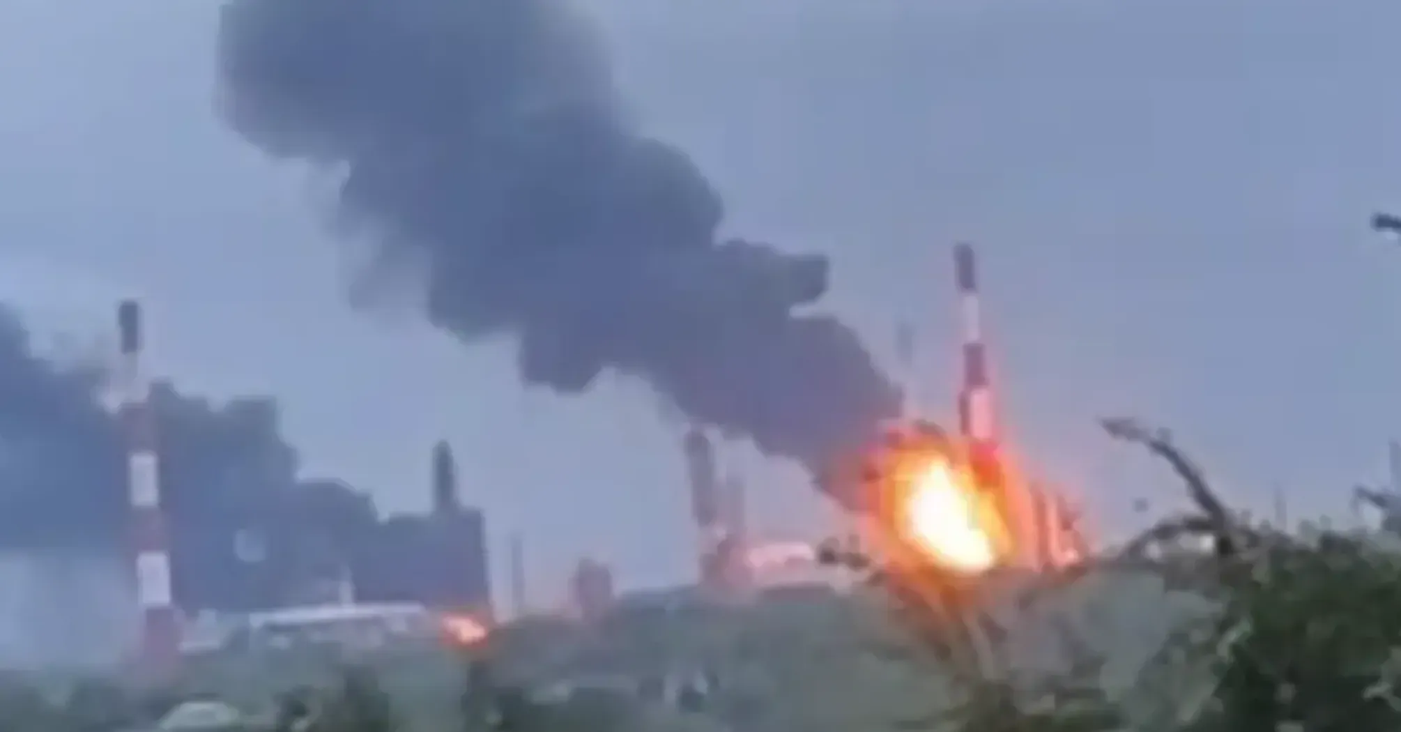 Дроны атаковали российскую Сызрань: есть попадание в НПЗ (фото, видео)