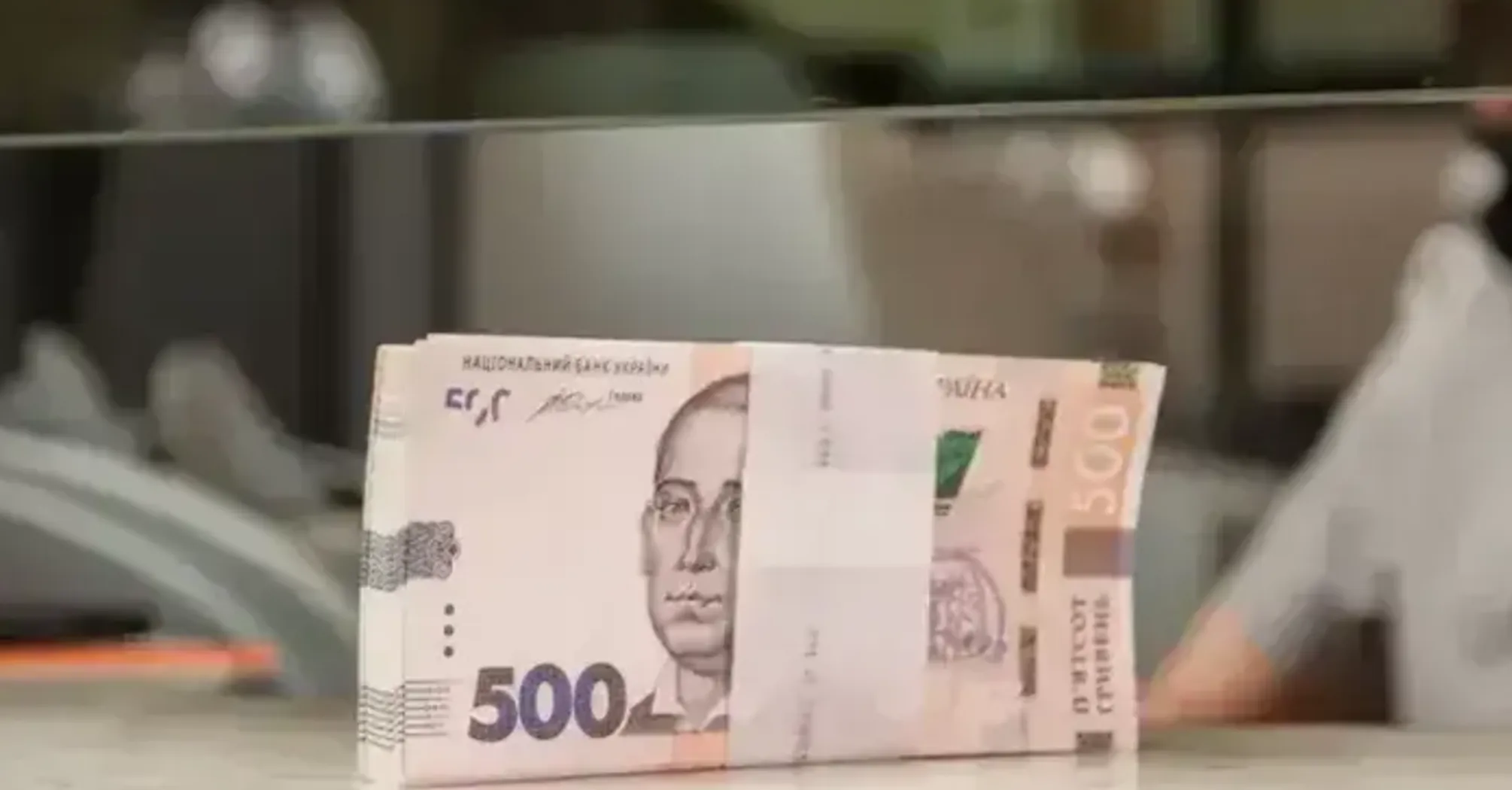 В Украине подняли зарплаты чиновникам: где платят более 100 тыс. грн
