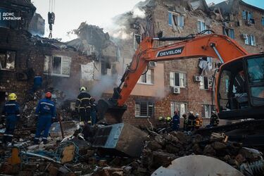 Російські війська здійснили комбіновану атаку на Київ: зруйновано пʼятиповерхівку, 23 загиблих, серед них - діти (фото, відео)