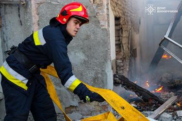 Армия РФ атаковала Украину дронами и ракетами: в Запорожье горело предприятие, есть попадание в егергообъекты в Винницкой области, повреждена железнодорожная инфраструктура (фото)