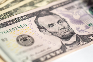 Нацбанк продовжує підтримку гривні: чи варто очікувати на стрибок долара восени