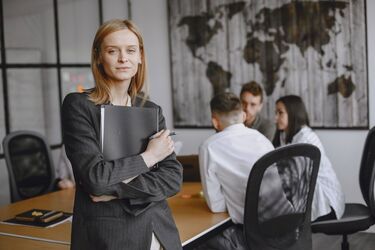 Українським жінкам платять помітно менше, ніж чоловікам: на скільки великий зарплатний розрив