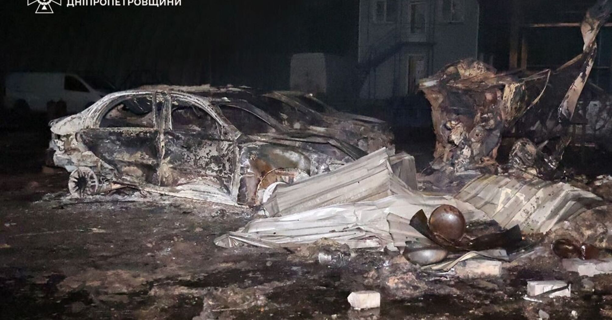 Російські дрони атакували Дніпро: в одному з районів вибито вікна, зайнялась пожежа (фото)