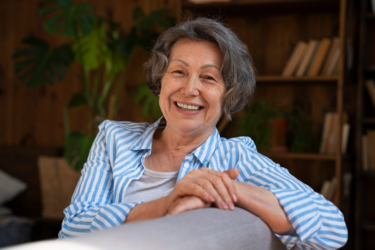 Соцдопомога для осіб за 65: хто з українців може отримати виплати та скільки