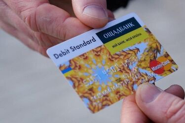 Больше всего страдают пожилые люди: почему клиенты 'Ощадбанка' остаются без карт