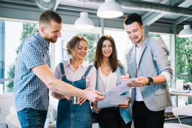 Хто отримує більше: сфери, де українцям різко підняли зарплати