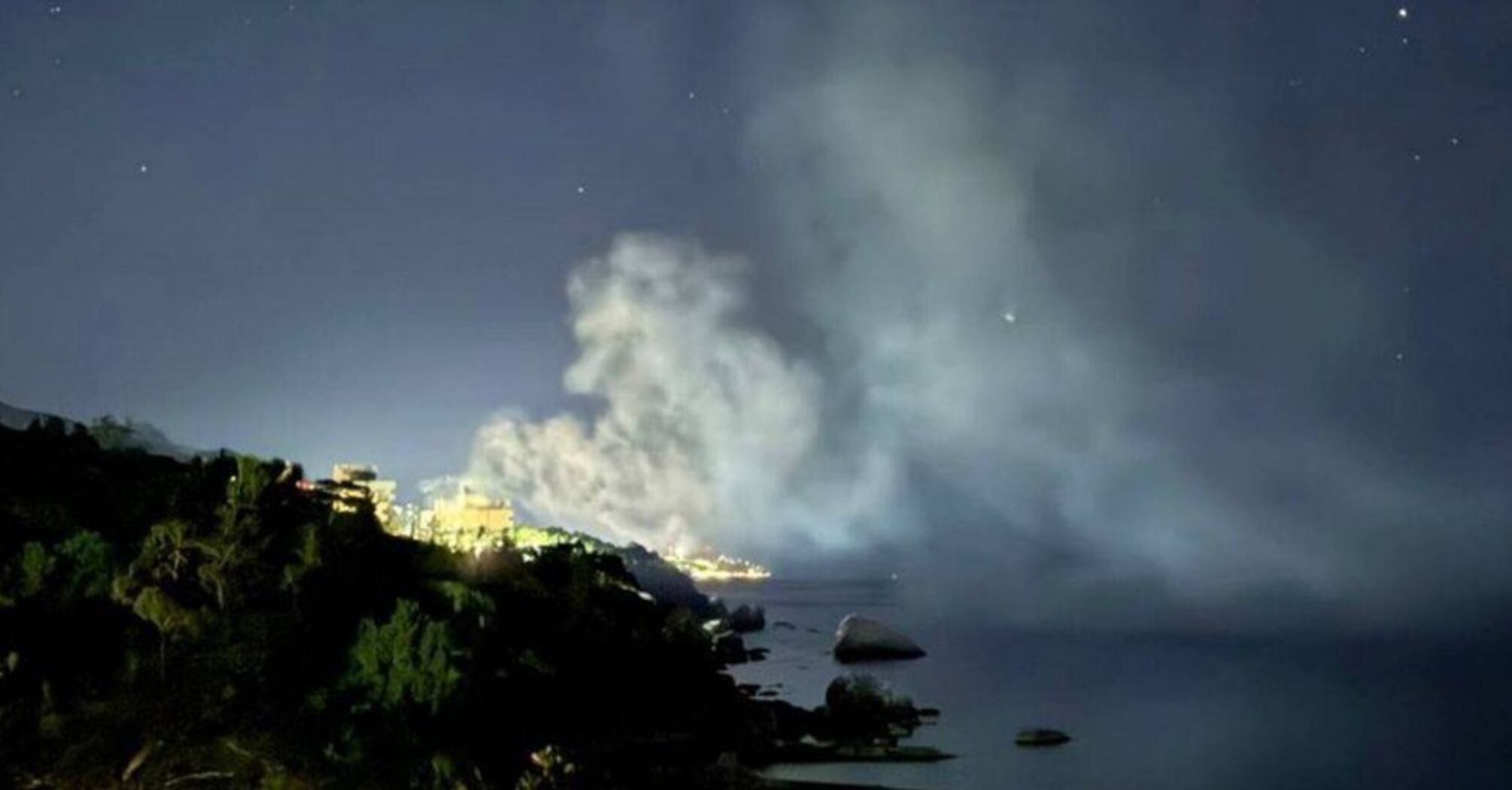 Дрони атакували готель 'Форос' у тимчасово окупованому Криму, де перебували 'важливі гості': є влучання (фото)