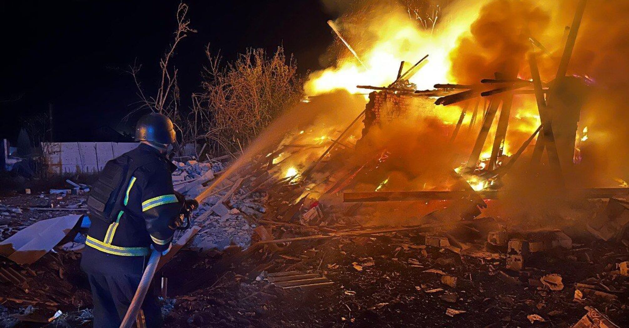 Російська армія скинула на Запоріжжя 6 КАБІВ: під ударом опинились житлові будинки та цивільна інфраструктура, є загиблий (фото)