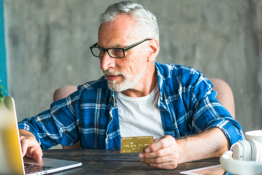 Пенсії на картках під загрозою: українським пенсіонерам пояснили, хто ризикує залишитися без доступу до грошей