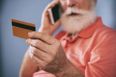 Украинским пенсионерам массово блокируют пенсионные карты: как не остаться без денег