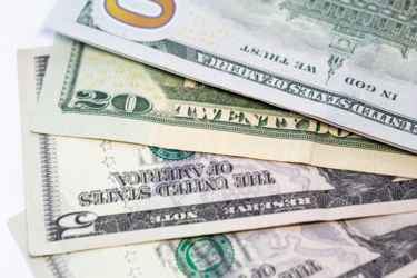 Наличная валюта снова в тренде: почему украинцы массово скупают доллары и евро