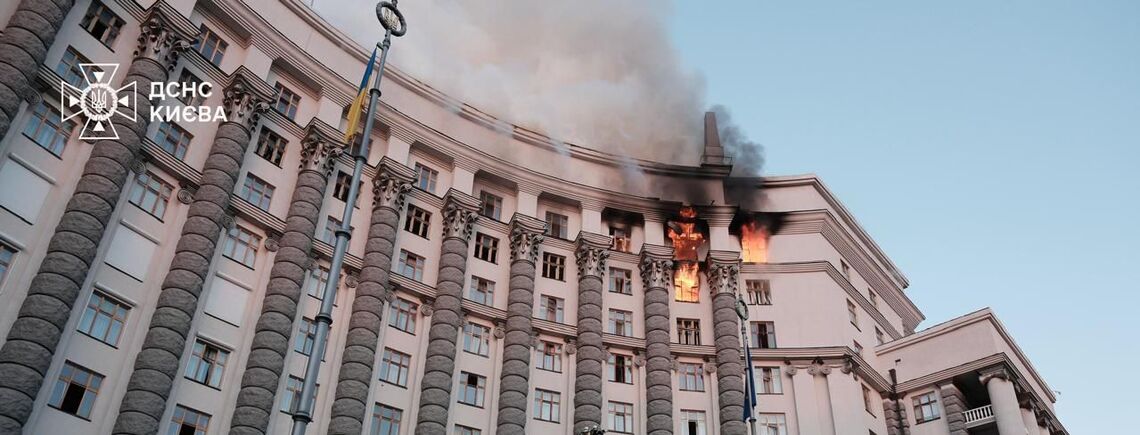Обстрел Киева: Россия впервые за время войны атаковала здание Кабмина, огонь охватил верхние этажи (фото)