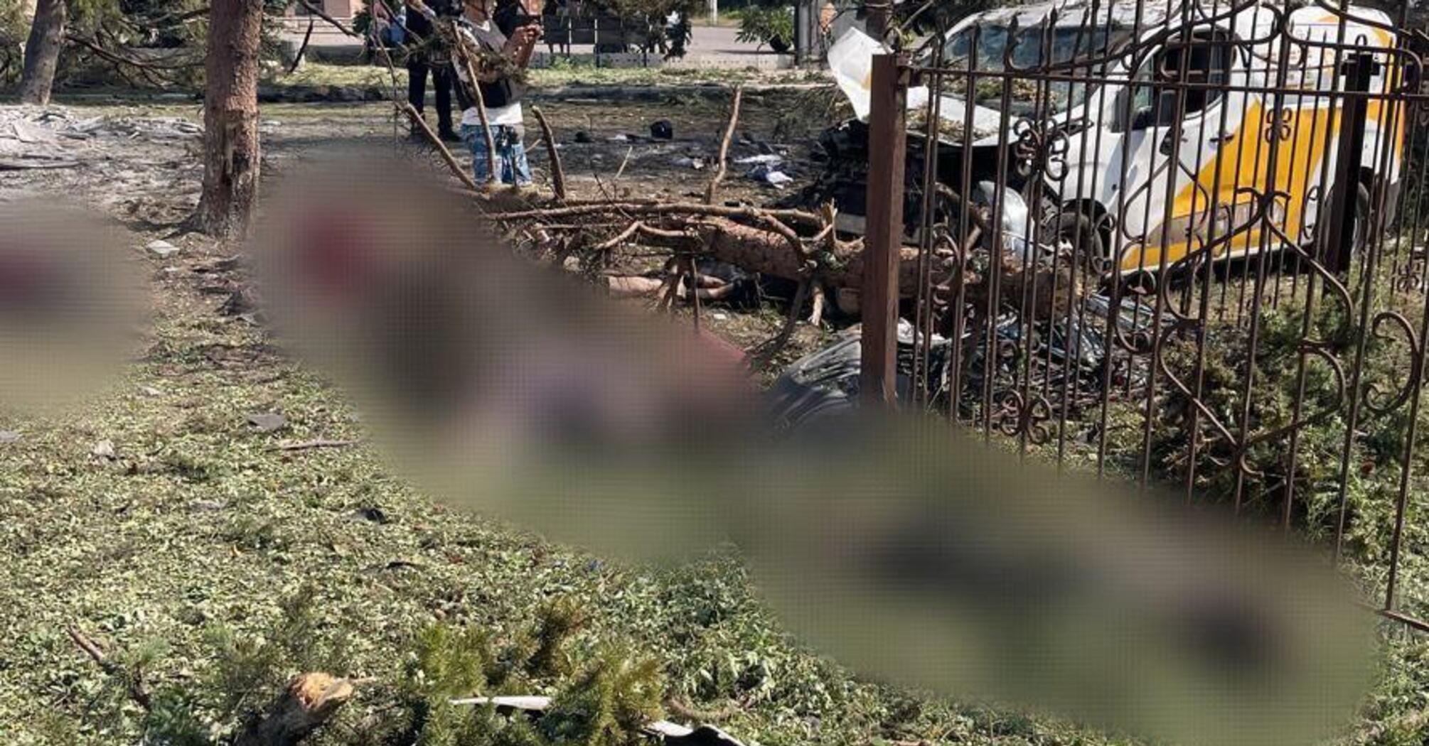 Российские войска сбросили авиабомбу на поселок в Донецкой области: погибли более 20 человек (фото, видео)