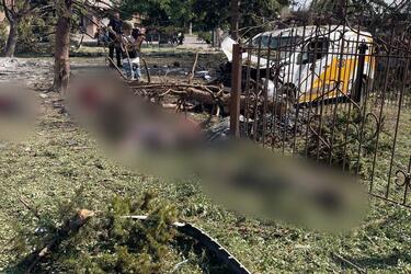 Російські війська скинули авіабомбу на селище у Донецькій області: загинуло понад 20 людей (фото, відео)